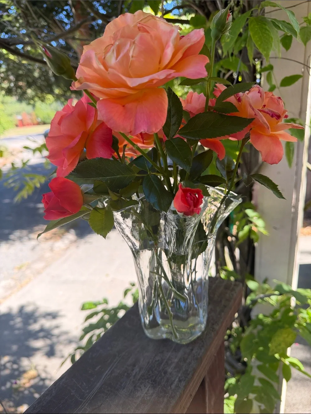 Vintage Sturdy Handmade Textured Glass Ruffled Vase - Holds flowers beautifully - Picture 13 of 13